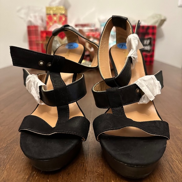 New Nine West Suede Heels - Picture 1 of 8